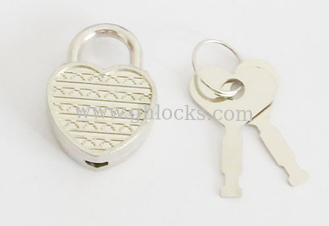 China Cubra con cinc cerradura en forma de corazón del cuaderno de la aleación la pequeña para los efectos de escritorio proveedor