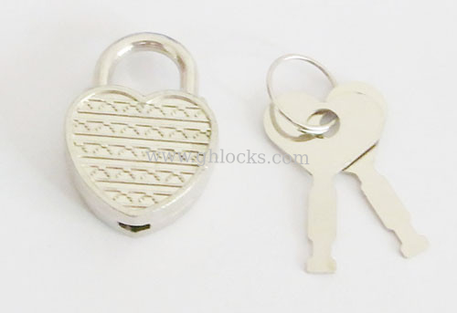 Cubra con cinc cerradura en forma de corazón del cuaderno de la aleación la pequeña para los efectos de escritorio proveedor
